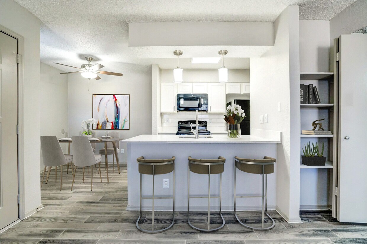 Trinity Apartments Rentals in Irving at 1147 Esters Rd Irving, TX