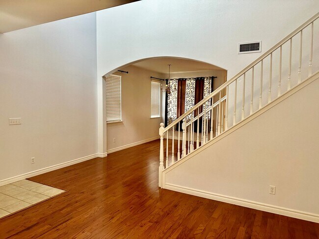Building Photo - Spacious 4 Bedroom Home in Fig Garden Gate...