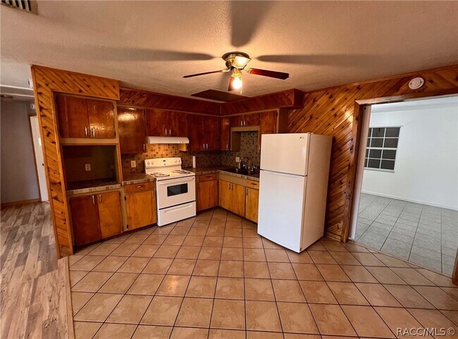 Foto del edificio - 7660 W Tropical Ln