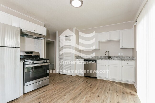 Building Photo - 922 W 54th St