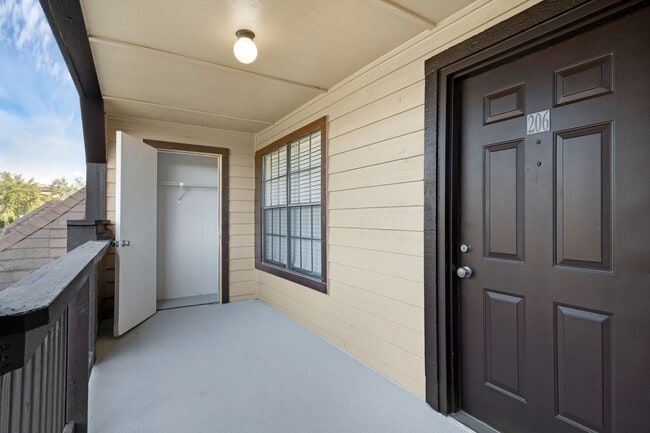 Photo - 1/1 Condo in Gated Lakefront Community ~ Laminate Flooring and Brand-New SS Appliances!!