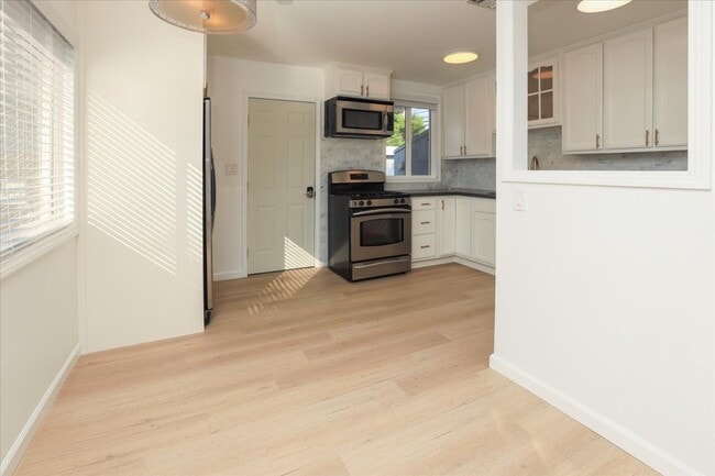 Dining area/Kitchen - 1020 S Bruce Ln