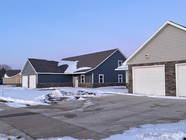 Building Photo - Villas at Fox Pointe