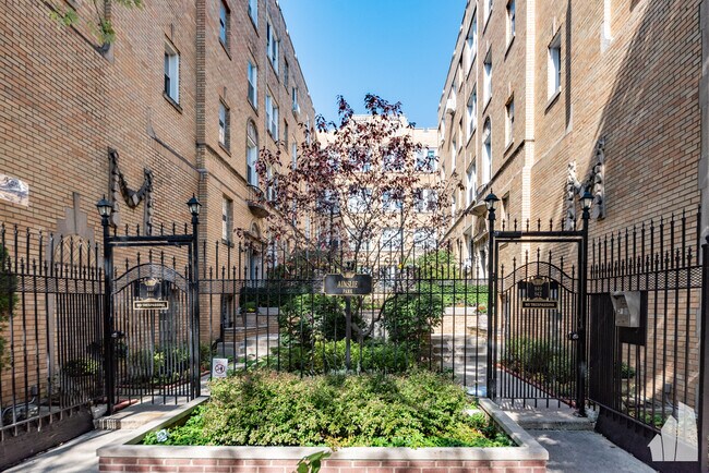 Foto del edificio - 846 W Ainslie St