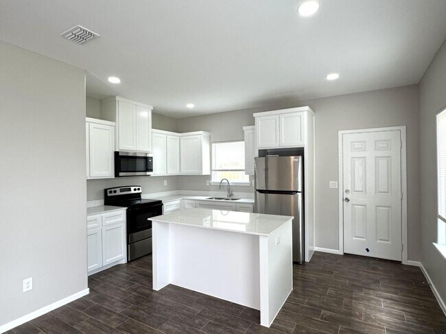 Building Photo - 1312 W Sucre Dr
