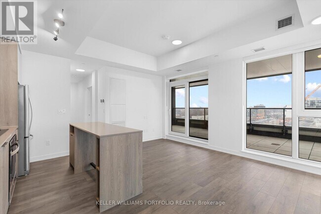 Building Photo - 1007 The Queensway