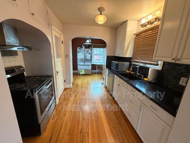 Building Photo - 209 E 2nd Ave