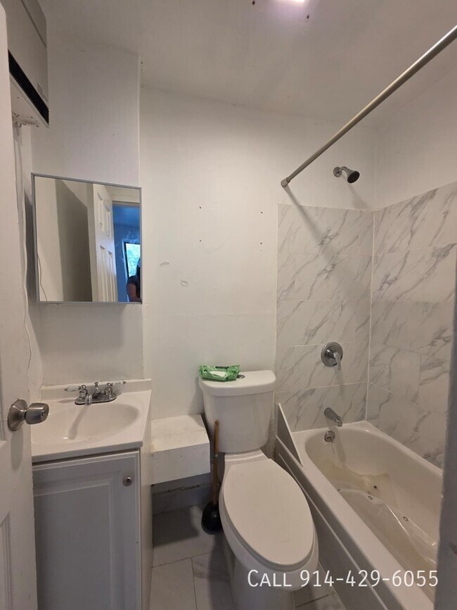 Foto del edificio - 33 Van Cortlandt Park Ave