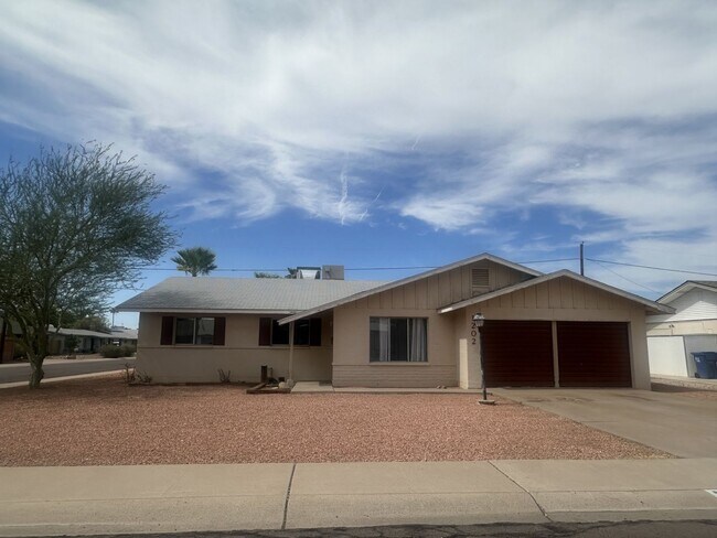 Foto del edificio - SINGLE LEVEL TEMPE HOME WITH A POOL ON COR...