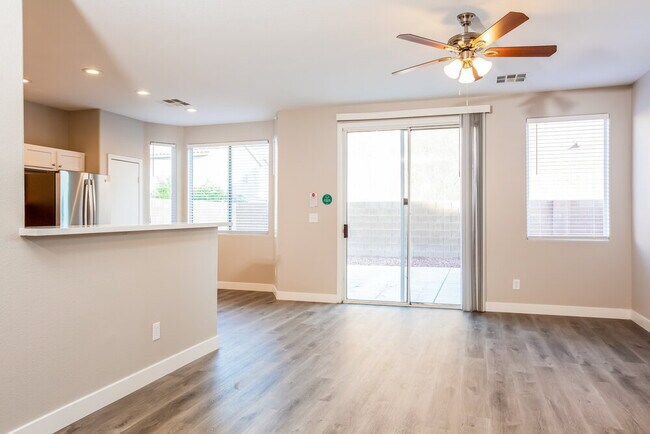 Foto del edificio - 6369 Azurelyn Ave