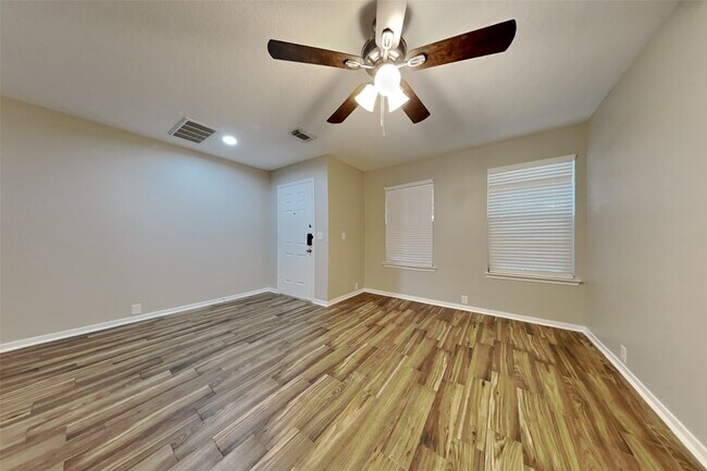 Foto del edificio - 7311 Wisteria Chase Pl