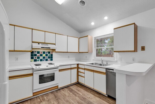 Building Photo - Pet Friendly, 2 Bedroom, 2 Bath Home with ...