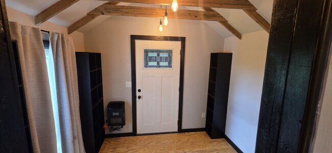 Building Photo - Cute 2 bedroom/ 1.5 bath single family home for rent in a quiet country setting but minutes from ...