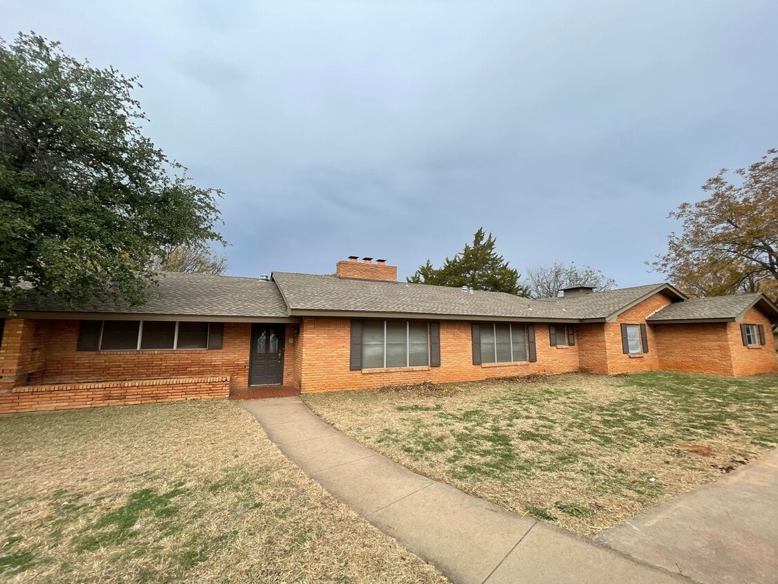 Primary Photo - Spacious 3 bed, 3 bath home on corner lot!