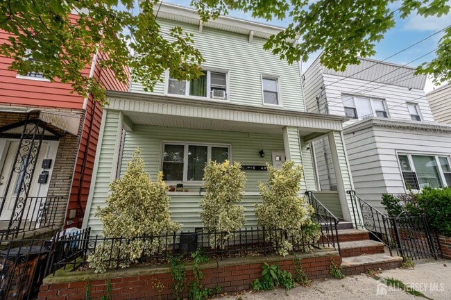 Building Photo - 182 Avenue F