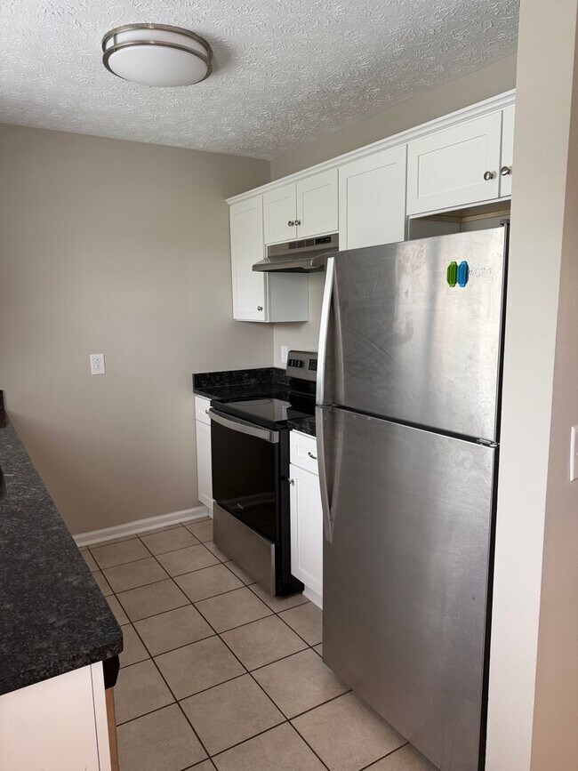 Building Photo - Spacious 2-Bedroom Townhouse with Garage