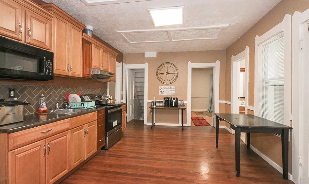 11709 Ashbury Ave Cleveland, OH 44106 – photo 5