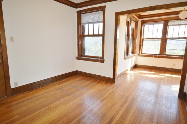 Building Photo - 1402 W Warner Ave