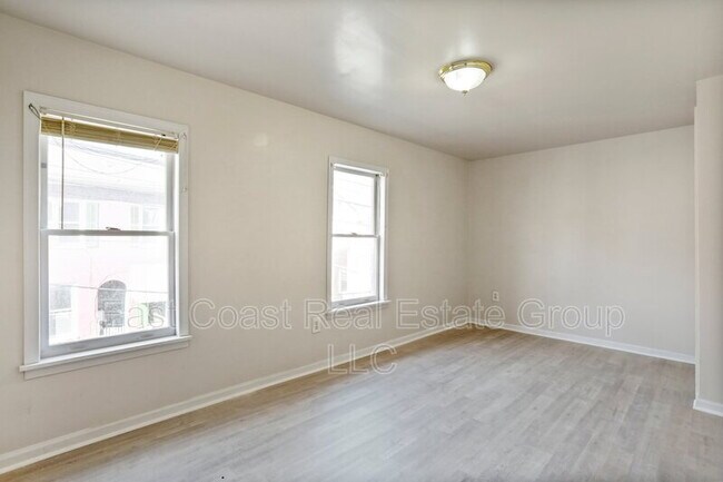 Foto del edificio - 2 Bedroom, 1 Bath, Central Air Conditioning, Washer Dryer in unit.