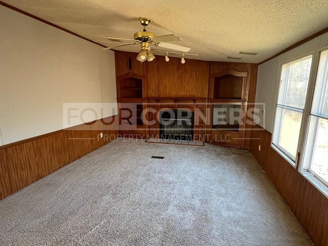 Building Photo - Lovely 3 Bedroom 2 Bath Home