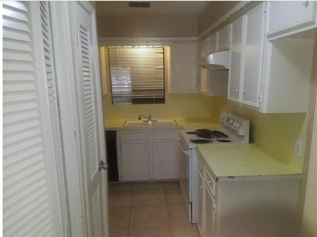Building Photo - 9332 Tooley Dr