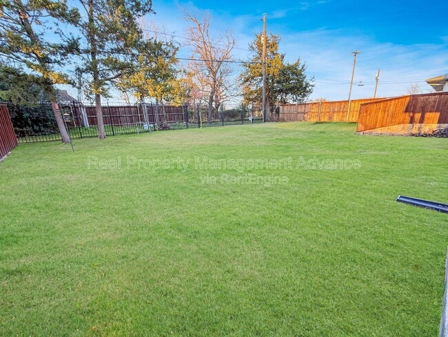 Building Photo - 313 E 3rd St