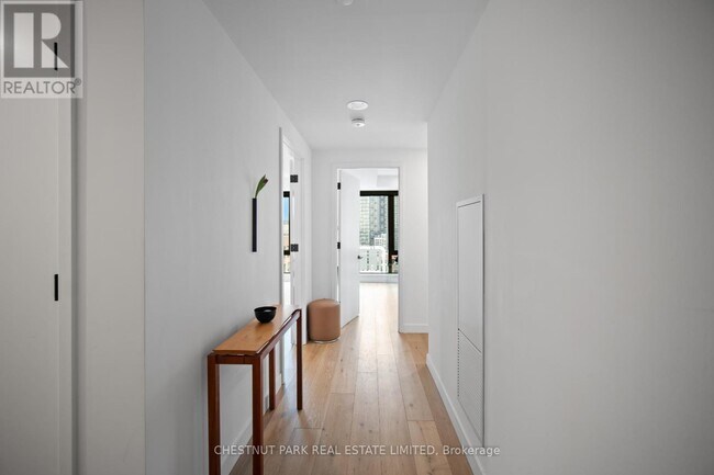 Building Photo - 505 Richmond St W