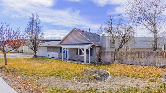 Foto del edificio - Fully furnished- Long and short term rental in Lehi! Boat and RV parking available.