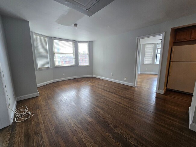Building Photo - Bright 2 bed 1 bath in the heart of Ritten...
