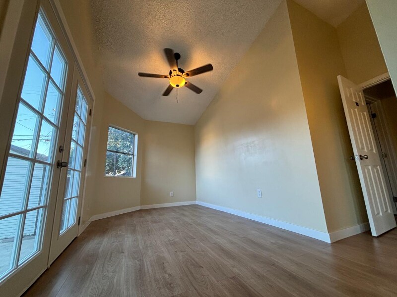 Foto principal - 526 W 49th St