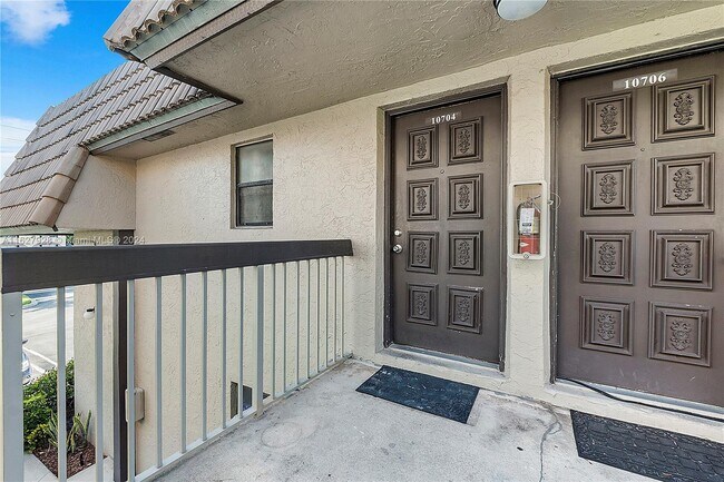 Foto del edificio - 10704 Royal Palm Blvd