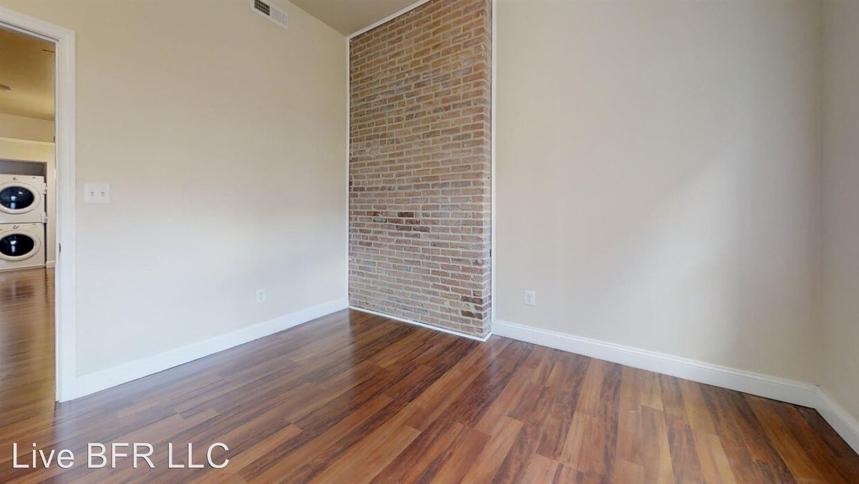 Primary Photo - 209 E Preston St