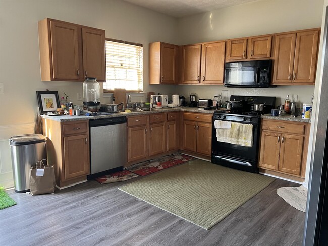 Building Photo - 2224 Grovemont Dr