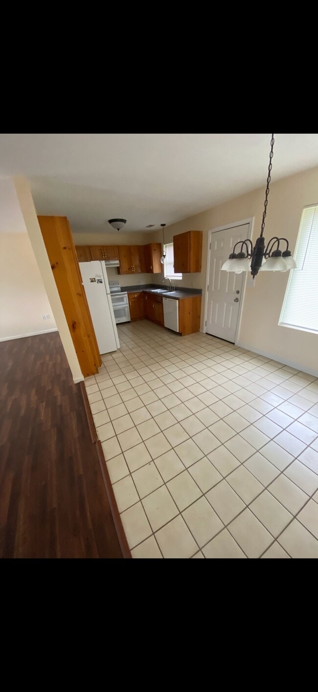 Building Photo - 23 Lakeview Dr