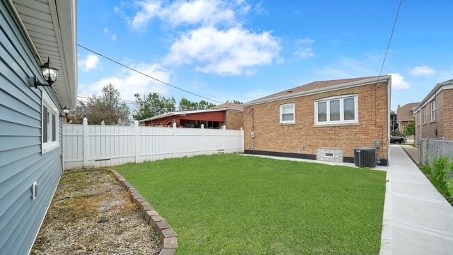 Building Photo - 6408 S Lamon Ave