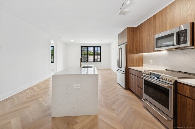 Foto del edificio - 100 E Putnam Ave