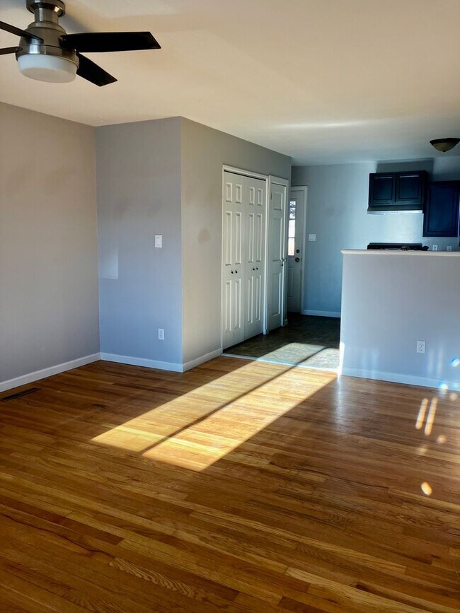Building Photo - Cozy 3 Bedroom - Pet Friendly!