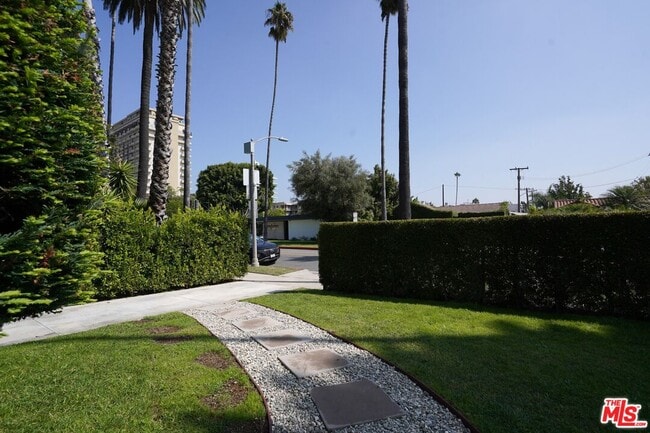 Building Photo - 311 N Doheny Dr