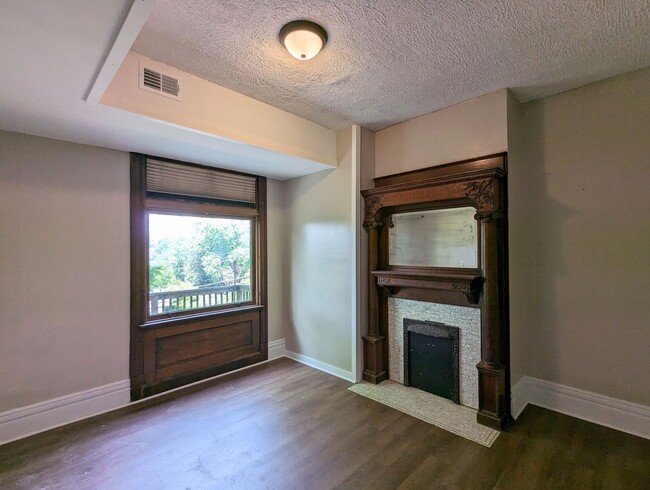 Building Photo - Large 3 Bedroom 1 Bathroom House (Marshall...