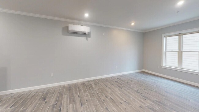 Building Photo - 680 Grand St