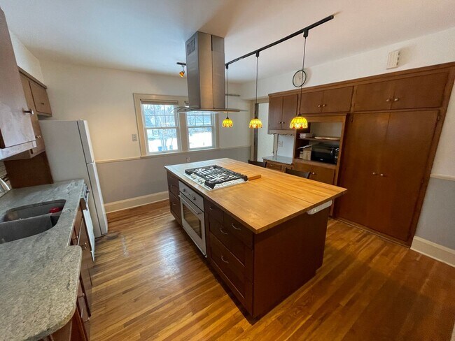 Foto del edificio - Timeless Spacious 3br + Den/2ba Edina Home w/Hardwood Floors, Large Yard, 2 Car Garage