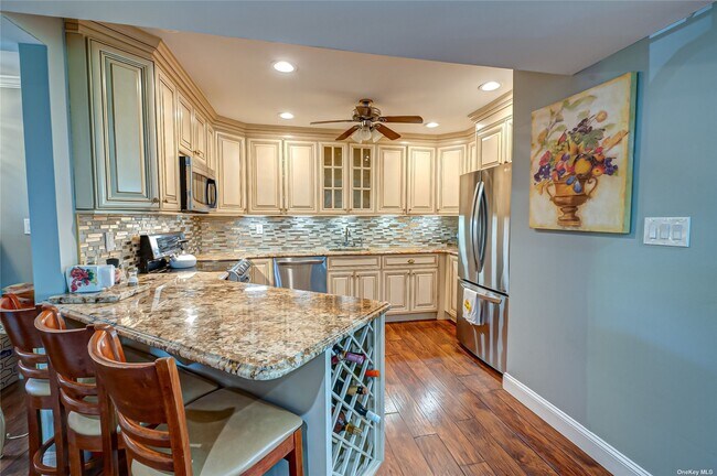 Building Photo - 49 Greenmeadow Dr