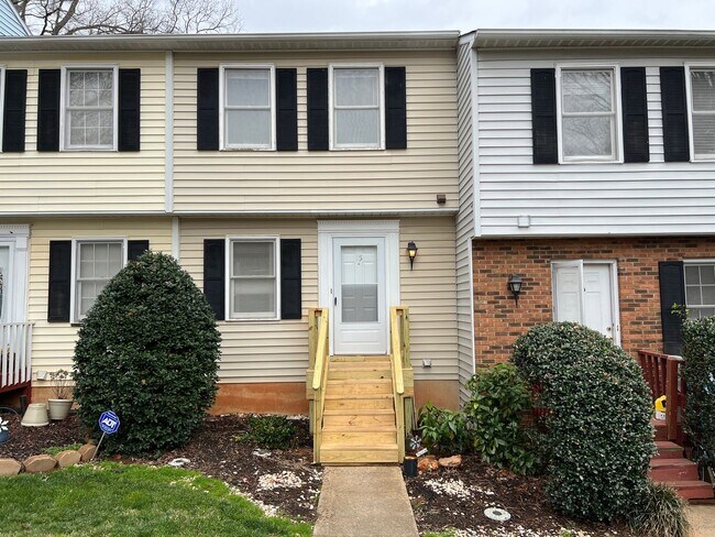 Foto del edificio - 3 Bedroom Townhouse Near Downtown Durham