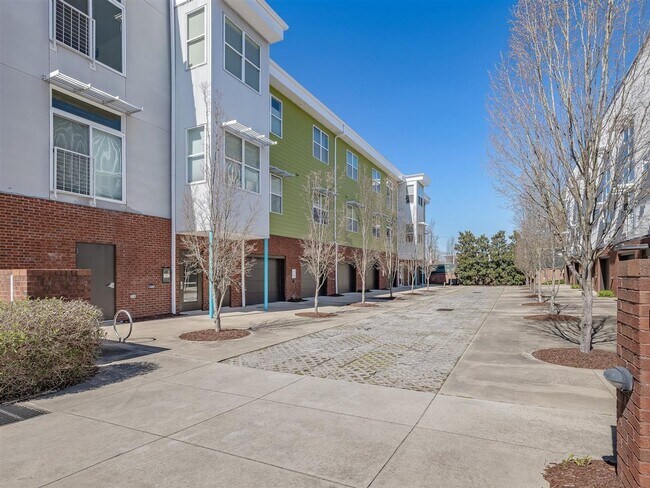 Foto del edificio - Downtown Durham 1bd/1ba Top Floor Corner Unit Condo!