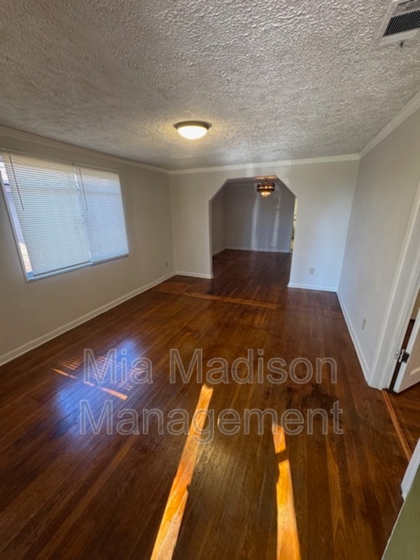 Building Photo - 1026 W 41st St