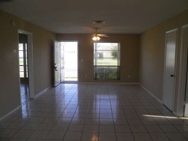 Building Photo - Single Family Home in BVL, Kissimmee