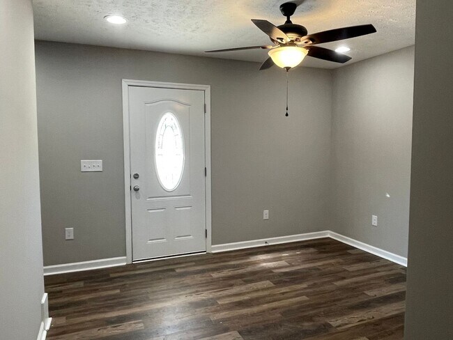 Foto del edificio - "MOVE IN SPECIAL"...Charming Townhome Minutes from Tims Ford Lake!