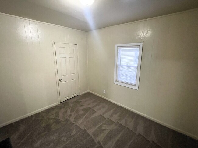 Foto del edificio - 4 Bedroom Home with covered front porch