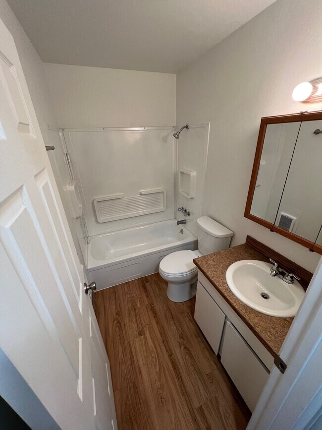 Foto del edificio - Townhome 2x1.5. Private back patio. Rent i...