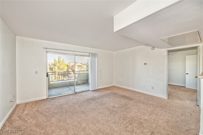 Foto del edificio - 8070 W Russell Rd